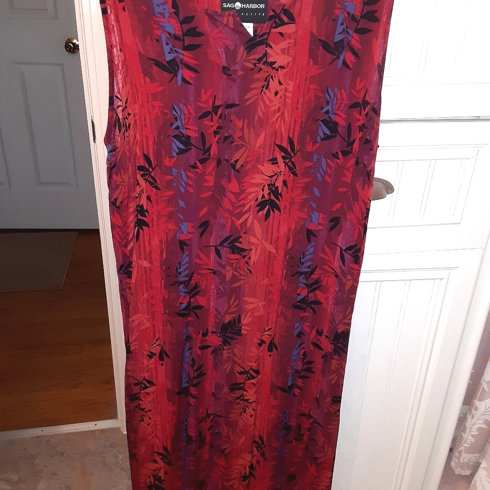 Leaf patterned sleeveless dress